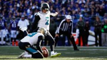 Jason Myers, kicker de los Jaguars, lanzando un field goal.