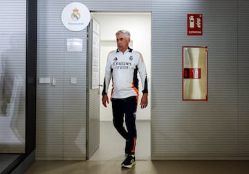 Ancelotti entra en la sala de prensa, esta ma?ana.