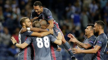 Soccer Football - Champions League - FC Porto vs Besiktas JK - Estadio do Dragao, Porto, Portugal - September 13, 2017   Besiktas&#039; Ryan Babel celebrates scoring their third goal with team mates     REUTERS/Miguel Vidal