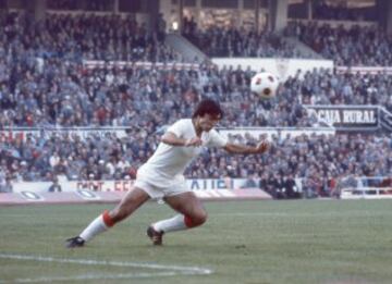 Mariano Pulido jugador del Sevilla durante un encuentro de liga frente al Real Madrid en 1975