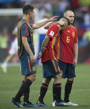 Los jugadores españoles tristes tras la eliminación del Mundial. 