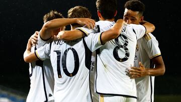 Los jugadores del Real Madrid Castilla celebran el gol de Nico Paz.