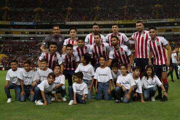 En 1906 comenzó la historia del que es el equipo más popular del país. Llevó el fútbol a su categoría de deporte de masas en Jalisco en la década de los 20, era en la que empezó a forjar su tradición ligada al nacionalismo mexicano. Entre 1957 y 1970, el equipo conocido como 'Campeonísimo' alzó ocho ligas y dos Copas, con 'Chava' Reyes como su máximo estandarte. Con 12 títulos está empatado con el América como el más ganador del país. Mañana se define si nos representará en el Mundial de Clubes.