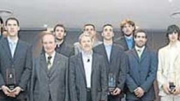 <b>LOS MEJORES DEL AÑO. </b> Eduardo Portela, junto a Pedro Barthe y algunos protagonistas de los playoff.