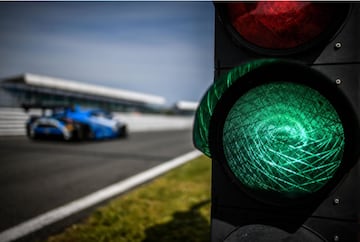 El comienzo de carrera se anunciará mediante señales que se muestran 10 minutos, 5 minutos, tres minutos, un minuto y quince segundos antes del inicio de la vuelta de formación.