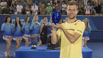 Radu Albot posa con el título de campeón del Delray Beach Open.