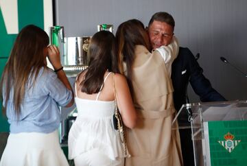 El capitán del Real Betis, Joaquín Sánchez, abrazado a su mujer junto a sus dos hijas en el acto de despedida.