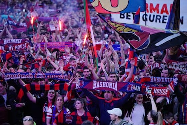 Aficionados y jugadores del Baskonia celebran en las calles de Vitoria la conquista de su histórica séptima Copa del Rey, en una jornada teñida de azulgrana.