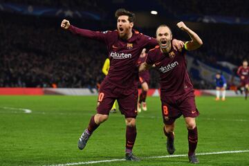 1-1. Messi celebró el gol del empate con Iniesta.