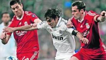 <b>RAÚL FUE ANULADO EN ATAQUE.</b> Raúl no se encontró cómodo entre Carragher y Xabi Alonso. El central del Liverpool dijo antes del partido que iba a ser un honor jugar contra el siete del Real Madrid. El capitán red estuvo siempre atento al corte y sólo permitió una ocasión a Raúl en todo el partido. Fue en el minuto 4, a pase de Robben, pero su disparo lo detuvo Reina.