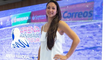 La jugadora de balonmano playa Asun Batista, durante la presentaci&oacute;n del Arena Handball Tour. 