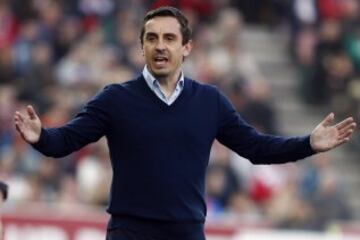 Gary Neville lleg¨® al Valencia como sustituto del despedido Nuno. Sus n¨²meros fueron muy pobres y no lleg¨® a terminar la temporada. Fue sustituido por Pako Ayestar¨¢n.