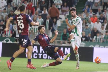 Alves impide el liderato en solitario del Levante