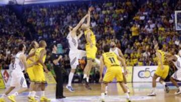 Mirotic y Xavi Rey, en el salto incial de un reciente Gran Canaria-Real Madrid.