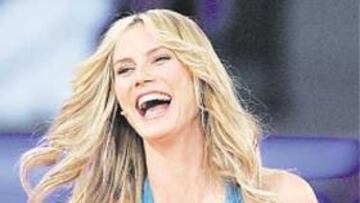 <b>ESPECTACULAR. </b>Heidi Klum posa con el balón del Mundial.