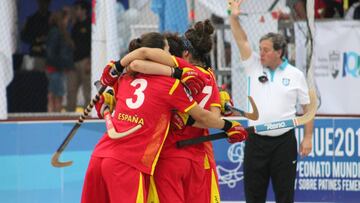 Las jugadoras de la selecci&oacute;n espa&ntilde;ola celebran un gol durante el partido de cuartos de final ante Italia.