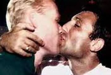 La primera Copa de Europa del Barcelona en 1992 dej¨® para el recuerdo este apasionado momento. Stoichkov cogi¨® del cuello a Koeman, h¨¦roe en Wembley, para demostrarle su cari?o.