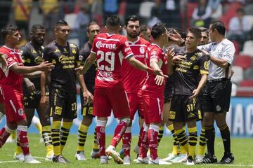Los jugadores de Morelia reclamaron la decisión arbitral al final del partido en el triunfo de Toluca 2-0 ante Monarcas en la jornada 1 del Apertura 2018.