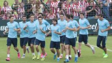 ESFUERZO. La plantilla del Athletic entrenándose en Lezama con la afición de fondo.