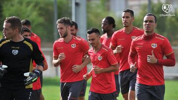 Los jugadores del Rayo entrenando.