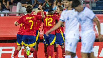 Soria, 05/09/2025.- Los jugadores de la selección española sub21 celebran un gol durante el encuentro de clasificación para el Europeo 2027 que disputan hoy viernes en el estadio de Los Pajaritos, en Soria. EFE/ Wifredo García
