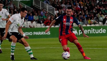 El lateral diestro del equipo cántabro volvió a demostrar que está enchufadísimo. Un pase suyo a Vicente casi acaba en gol. Siempre se incorpora con criterio y peligro al ataque.