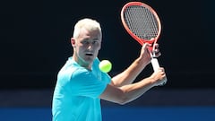 El tenista australiano Bernard Tomic, durante un entrenamiento previo al Open de Australia.