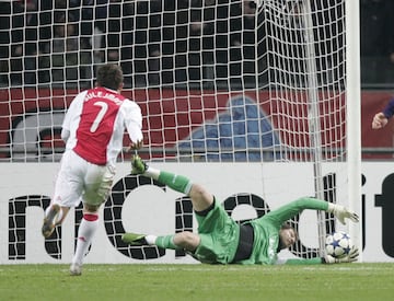 Parada de Iker Casillas durante el partido de Champions League frente al Ajax el 23 de noviembre de 2010