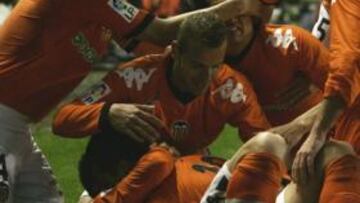 <b>LA PI?A DE LA VICTORIA. </b>Los jugadores del Valencia estrujan a Jonas despu谷s de conseguir el gol de la victoria.