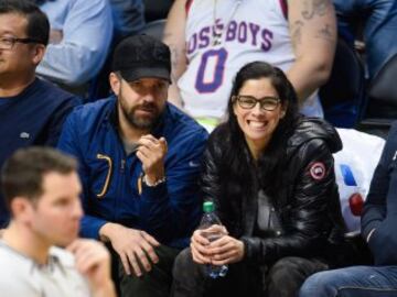 Los actores Jason Sudeikis y Sarah Silverman en el Staples Center durante el Clippers-Nuggets.