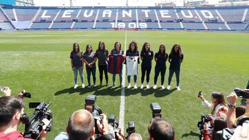 Jugadoras de Levante y Valencia posan en el Ciutat de València, escenario donde se disputará este sábado el derbi valenciano del fútbol femenino.
