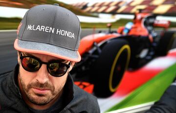 Irse de Ferrari sin un título fue un chasco, sobre todo habiéndolo tenido tan cerca, pero había algo peor esperándole después, algo imposible de esperar: cuatro años de sufrimiento en su regreso a McLaren. Su unión con Honda, rememorando la época gloriosa de Senna y Prost, no tardó en convertirse en un fracaso de tres años por el pésimo rendimiento del motor. Cuando se quitaron el motor japonés de encima, vivieron un año de recuperación con Renault, el de su ‘hasta luego’. Después, tuvo que encontrar la felicidad fuera de la F1.