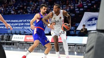 Trey Thompkins, ante Simon en el segundo partido de cuartos de la Euroliga entre el Anadolu Efes y el Real Madrid.