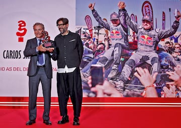 Premio As del Deporte 2024 a Carlos Sainz, cuatro veces ganador del Dakar. En la imagen, el piloto posa junto a Vicente Jiménez, director de Diario As.