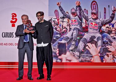 Premio As del Deporte 2024 a Carlos Sainz, cuatro veces ganador del Dakar. En la imagen, el piloto posa junto a Vicente Jiménez, director de Diario As.