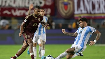 AMDEP8633. MATURÍN (VENEZUELA), 10/10/2024.- Salomón Rondón (i) de Venezuela disputa un balón con Nicolás Otamendi de Argentina este jueves, en un partido de las eliminatorias sudamericanas para el Mundial de 2026 entre Venezuela y Argentina en el estadio Monumental de Maturín (Venezuela). EFE/ Ronald Peña R.