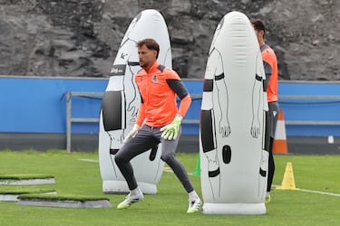 Remiro elige a la Real a pesar del interés de clubes europeos