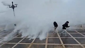 Una ola gigante rompe en el Palacio de la Magdalena de Santander (Cantabria), el 25 de ferero del 2024.