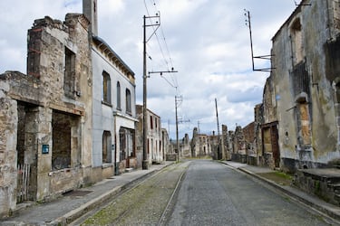 El pueblo de Oradour-sur-Glane (región de Limousin, en el centro de Francia) fue reconstruido en 1946, tras la finalizaci´0on de la II Guerra Mundial.  la población original fue destruida el 10 de junio de 1944 por una compañía de las Waffen-SS del ejército nazi. 642 hombres, mujeres y niños fueron masacrados con armas de fuego. Las ruinas del pueblo original se han conservado como monumento permanente y museo para expresar la atrocidad de las masacres durante la ocupación nazi de Francia entre 1940 y 1945.