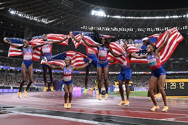 Los atletas estadounidense celebran sus victorias en las finales masculina y femenina de los 4x100 m durante el Campeonato Mundial de Atletismo en Tokio.