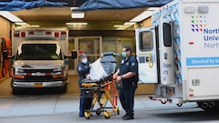 Paramedics prepare a gurney at Mt. Sinai Hospital on April 1, 2020 in New York. - The US on Wednesday has surpassed 200,000 confirmed cases of the novel coronavirus, according to a tally kept by Johns Hopkins University. (Photo by Angela Weiss / AFP)