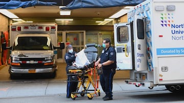 Paramedics prepare a gurney at Mt. Sinai Hospital on April 1, 2020 in New York. - The US on Wednesday has surpassed 200,000 confirmed cases of the novel coronavirus, according to a tally kept by Johns Hopkins University. (Photo by Angela Weiss / AFP)