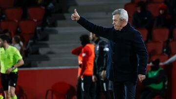 PALMA DE MALLORCA, 03/03/2024.- El técnico mexicano del Mallorca, Javier Aguirre, durante el encuentro correspondiente a la jornada 27 de Primera División que Mallorca y Girona disputan hoy Domingo en el estadio de Son Moix, en la capital balear. EFE / CATI CLADERA.
