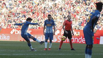 El Atlético lo estaba pasando mal en el Pizjuán y perdía por 1-0, hasta que apareció Griezmann con un toque sutil por encima de la barrera. En Butarque marcó desde más lejos.