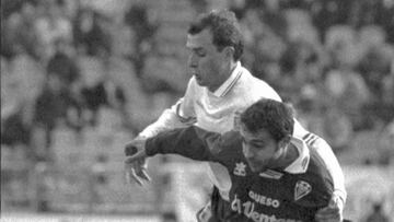 &Oacute;scar sujeta a Pedro Riesco, en el partido Zaragoza-Albacete, de la Liga 95-96.