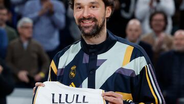 MADRID , 11/01/2024.- El base del  Real Madrid Sergio Llull sostiene una camiseta conmemorativa de los 1047 partidos jugados antes del partido de Euroliga entre el Real Madrid y el Valencia, este jueves en el Wizink Center.Sergio Llull se ha convertido tras en el encuentro de la vigésima jornada de la Euroliga que enfrenta a domicilio al Real Madrid con el Bayern Múnich, en el jugador con más partidos disputados con la camiseta del club madrileño, con 1.047 EFE/ Juanjo Martin
