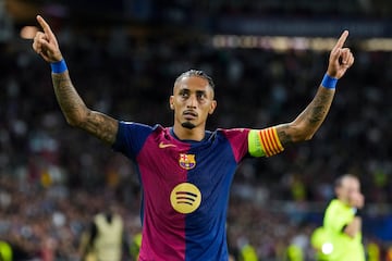 BARCELONA, 01/10/2024.- El delantero brasileño del FC Barcelona Raphinha celebra su gol, segundo del equipo blaugrana, durante el encuentro correspondiente a la segunda jornada de la Liga de Campeones que disputan hoy martes FC Barcelona y Young Boys en el Estadio Olímpico Lluis Companys, en Barcelona. EFE/Enric Fontcuberta.
