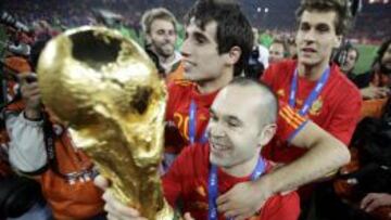 Iniesta, con la Copa del Mundo en 2010.