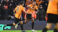 Los futbolistas del Wolverhampton, Rub&eacute;n Neves y Adama Troar&eacute;, durante un partido.