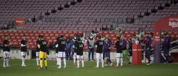 Los jugadores del Getafe realizaron el pasillo al Barcelona, campeón de la Copa del Rey. Los azulones salieron al campo con una camiseta contra la Superliga y con el mensaje: 'El fútbol es para los fans'. En la imágen Leo Messi saludando a Damián Suárez.